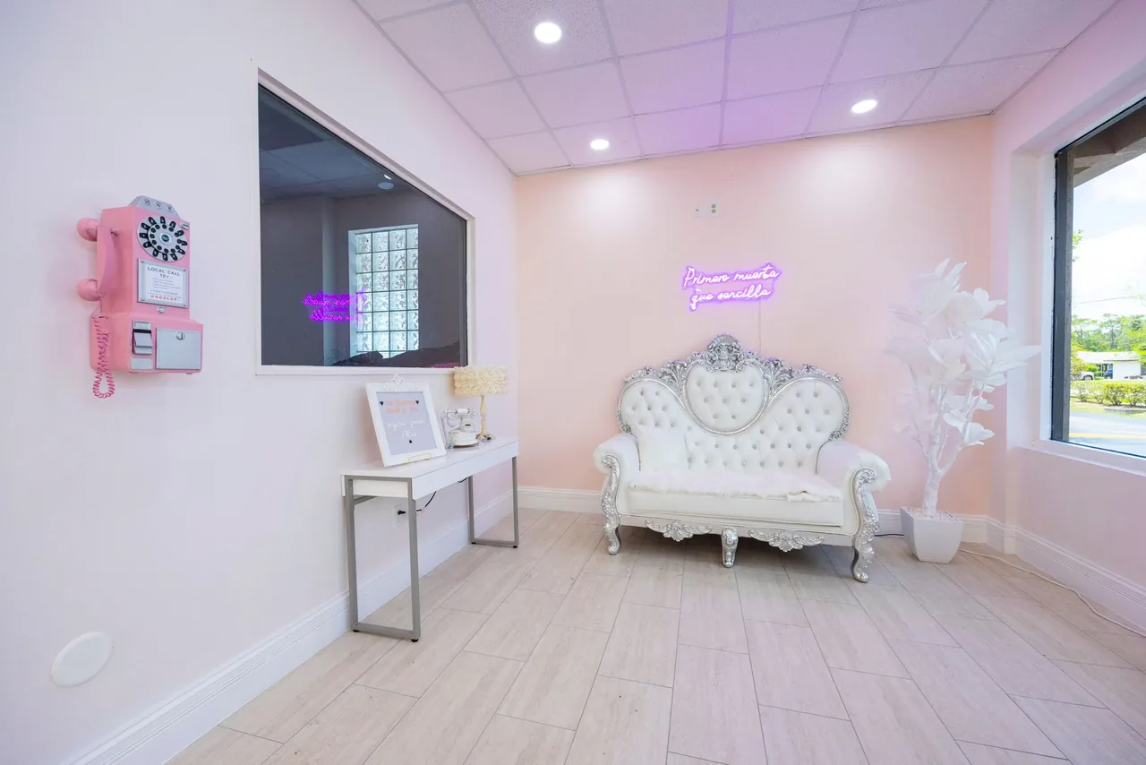Bridal glam throne and vanity mirror ready for a wedding morning at The Beauties Salon